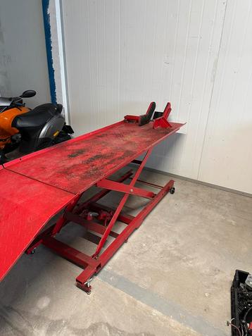 Motor/scooter brug heftafel beschikbaar voor biedingen