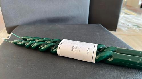 Groene, gedraaide kaarsen, 2 stuks (H&M Home), Huis en Inrichting, Woonaccessoires | Kandelaars en Kaarsen, Nieuw, Kaars, 25 tot 50 cm