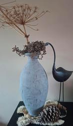 Stenen vaas met kraanvogel en dennenappel decoratie, Huis en Inrichting, Woonaccessoires | Vazen, Ophalen