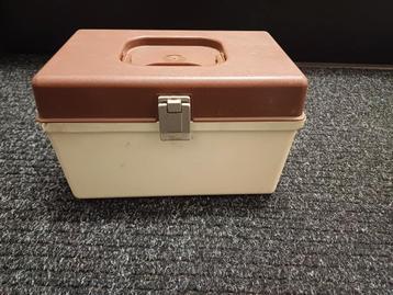 Vintage Naaidoos met Inhoud beschikbaar voor biedingen