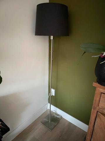 Vloerlamp beschikbaar voor biedingen