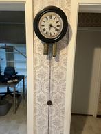 Een oude ronde wandklok. Met slinger en gewichten., Antiek en Kunst, Ophalen