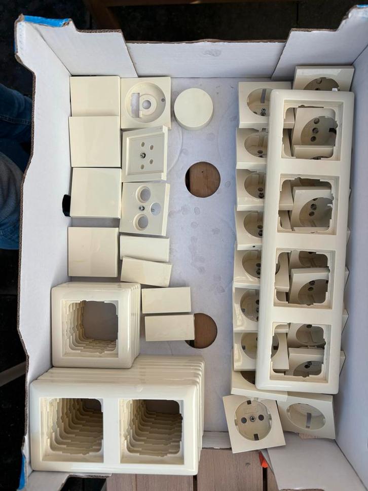 Gira Serie 55 Schakelmateriaal Crème-wit - Complete Set, Doe-het-zelf en Verbouw, Elektra en Kabels, Gebruikt, Schakelaar, Ophalen of Verzenden