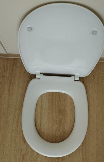 WC-bril met deksel beschikbaar voor biedingen