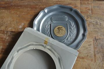 Nieuw tinnen bord met afbeelding wielrenner,  45 jaar oud. beschikbaar voor biedingen