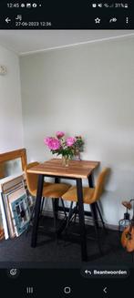 Bar eettafel met 2 okergele barstoelen, Huis en Inrichting, Tafels | Eettafels, Ophalen, 100 tot 150 cm, 50 tot 100 cm, Zo goed als nieuw