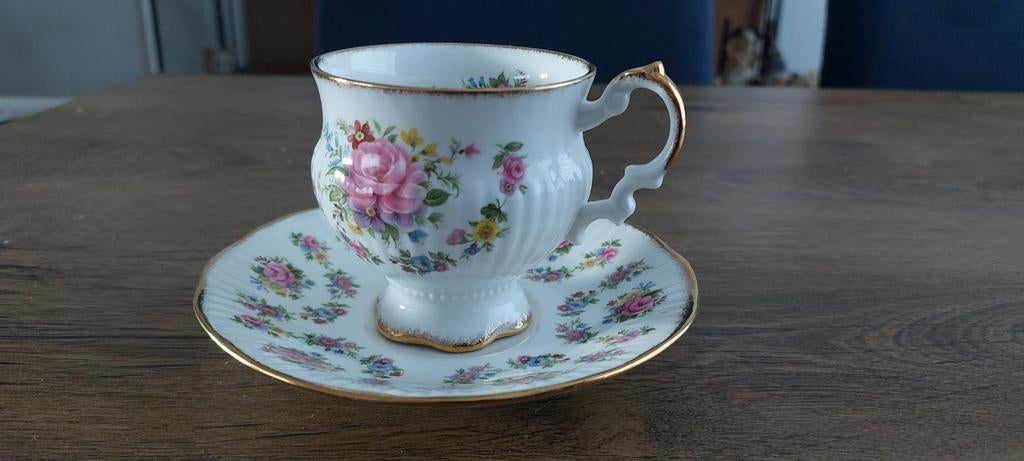 Elizabethan fine bone china england kop en schotel, Verzamelen, Porselein, Kristal en Bestek, Ophalen of Verzenden, Zo goed als nieuw