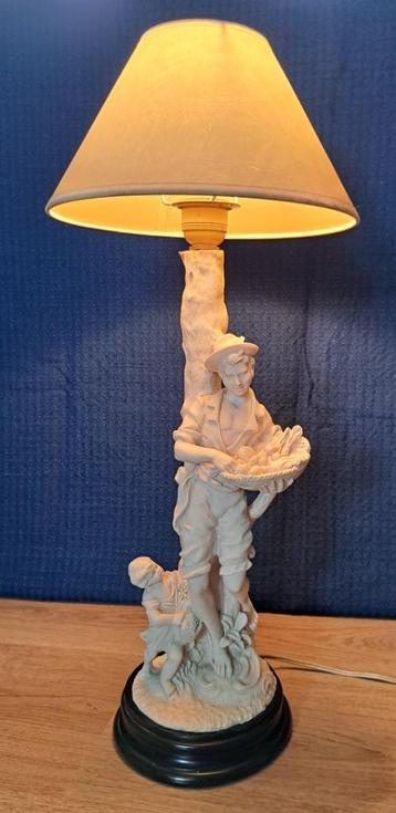 Romantische tafellamp schemerlamp wit lampvoet beeld jongen beschikbaar voor biedingen