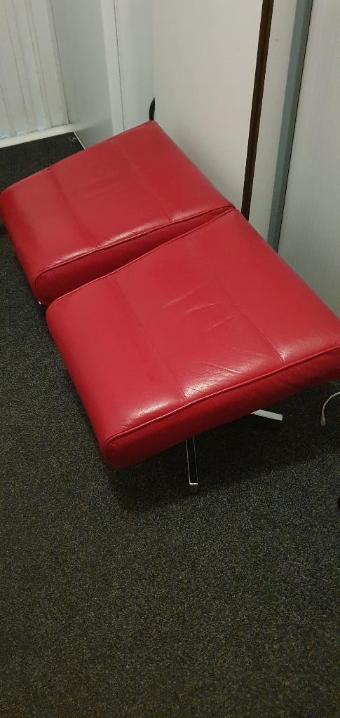Rode leren voetenbank hocker 2 stuks, Huis en Inrichting, Banken | Voetenbanken en Poefen, Zo goed als nieuw, 50 tot 75 cm, 50 tot 75 cm