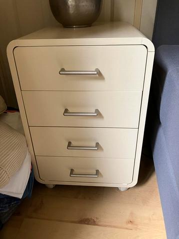 2 Stuks Nachtkastjes met 4 Lades beschikbaar voor biedingen