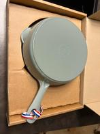 Nieuwe Staub Skillet 22 cm Eucalyptus in de doos geleverd, Huis en Inrichting, Keuken | Potten en Pannen, Gietijzer, Nieuw, Ophalen of Verzenden