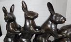 HAZEN DIE ELKAAR HELPEN / bronzen tuinbeeld, Tuin en Terras, Tuinbeelden, Nieuw, Info@huisentuindecoratiemarie.nl, Dierenbeeld