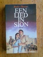 Een lied in Sion,  door Bodie Thoene, Ophalen of Verzenden, Tweede Wereldoorlog, Zo goed als nieuw, Overige onderwerpen
