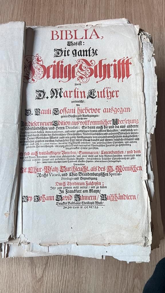 Antieke bijbel met metalen beslag, Antiek en Kunst, Antiek | Boeken en Bijbels, Ophalen of Verzenden