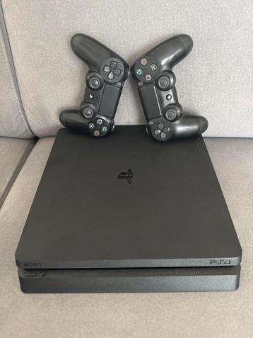 PlayStation 4 Slim met 2 controllers beschikbaar voor biedingen