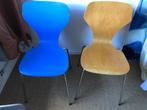 2 kleurrijke keukenstoelen naar design van  A. Jacobsen, Ophalen, Gebruikt, Twee, Overige kleuren