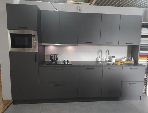 Luxe donker grijs- kleurige,  showroomkeuken met zwarte grep, Huis en Inrichting, Keuken | Complete keukens, Nieuw, Enkelwandige keuken