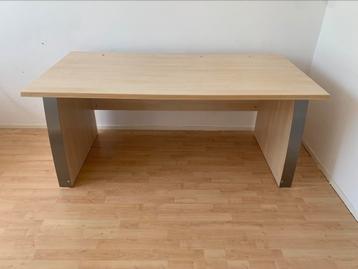 Bureau (stevig en mooi!)  gratis!!! beschikbaar voor biedingen
