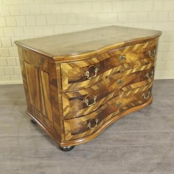 Antieke barock kommode's goote collectie op voorraad beschikbaar voor biedingen