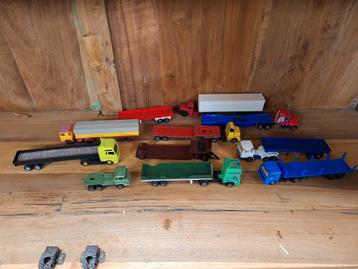 Verzameling vrachtwagens en opleggers  beschikbaar voor biedingen