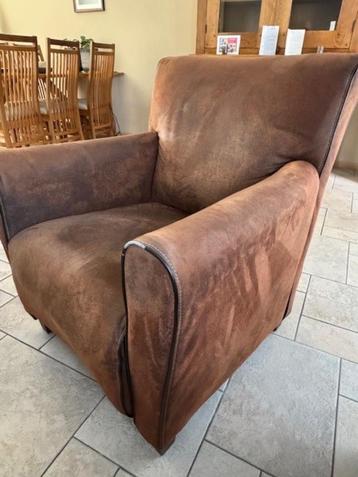 Comfortabele en karaktervolle fauteuil beschikbaar voor biedingen
