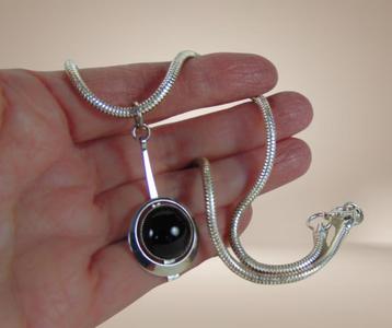 Mooie zilverkleurige MODERNIST strakke hanger slangketting! beschikbaar voor biedingen