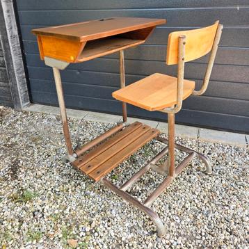 Vintage stoere industriële schoolset, bureau met bergruimte. beschikbaar voor biedingen