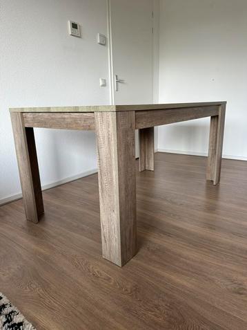 Eettafel houtlook beschikbaar voor biedingen