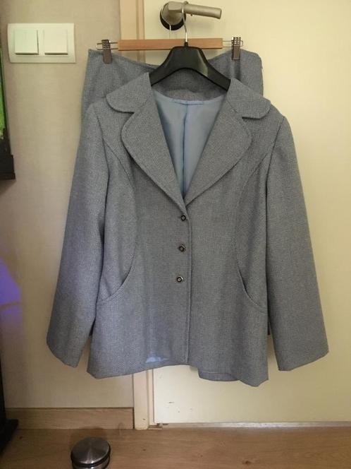 Set : blazer met rok maat 42, licht blauw, Kleding | Dames, Jasjes, Kostuums en Pakken, Zo goed als nieuw, Maat 42/44 (L), Blauw