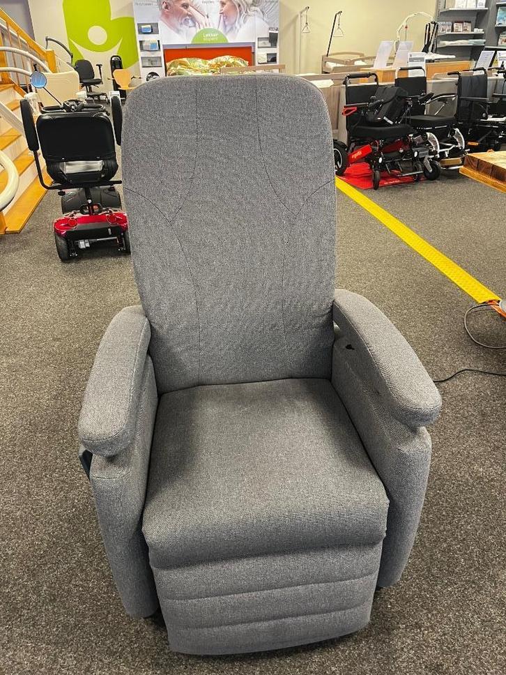 Comfortabele Fitform Vario 570 Sta-op Stoel, Huis en Inrichting, Fauteuils, Gebruikt, Stof, 50 tot 75 cm, Minder dan 75 cm, Ophalen