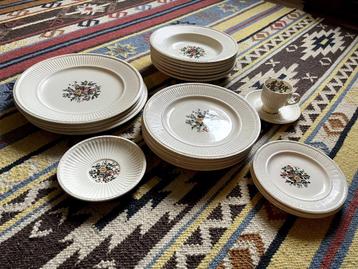Wedgwood Conway borden en theeschoteltje beschikbaar voor biedingen