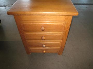 Wit eiken ladekastje met 4 laatjes, hoog 75, breed 62, diep beschikbaar voor biedingen