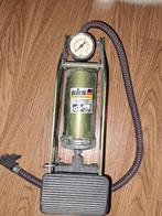 Voetluchtpomp om banden auto op te pompen, Ophalen