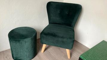 Fijne (ongebruikte) stoel met velours stof en poef. beschikbaar voor biedingen