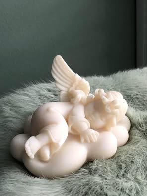 Lief Engeltje dat ligt op een wolk   beschikbaar voor biedingen