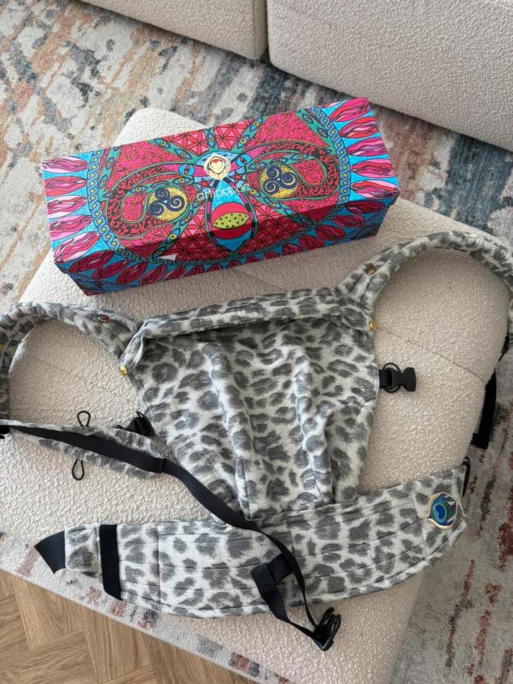 Artipoppe leopard, Kinderen en Baby's, Babydragers en Draagdoeken, Zo goed als nieuw, Draagzak, Buik of Rug, Overige merken, Ophalen of Verzenden