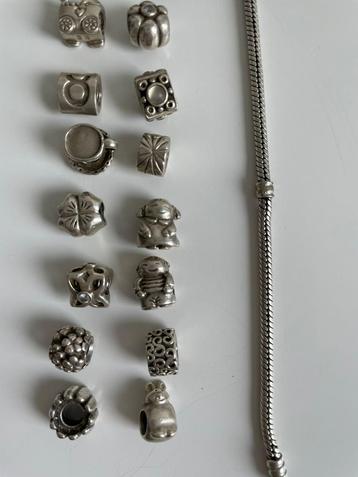 Originele Pandora armband met 16 originele zilveren bedels beschikbaar voor biedingen