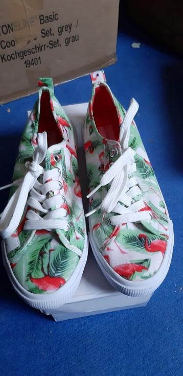 Nieuwe sneakers met flamingo print beschikbaar voor biedingen