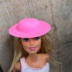 Roze brede hoed, Verzamelen, Poppen, Ophalen of Verzenden, Zo goed als nieuw, Kleertjes