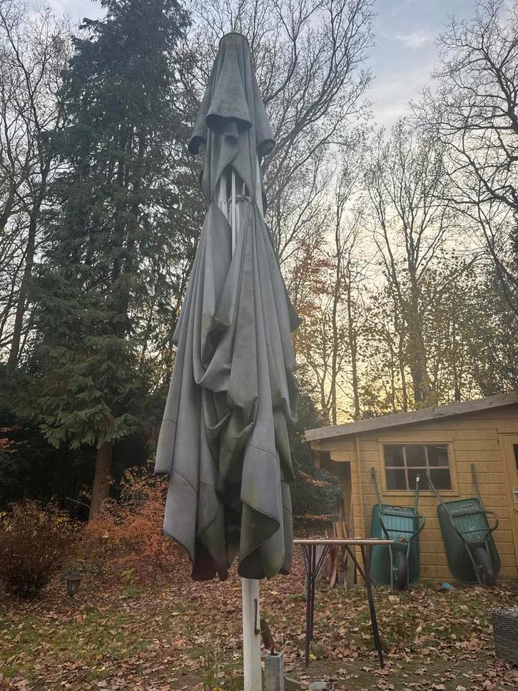 Gratis grote parasol - 3 meter - schoonmaakbeurtje nodig, Tuin en Terras, Parasols, Gebruikt, Stokparasol, 2 tot 3 meter, Ophalen