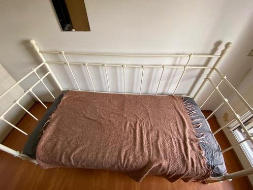 Wit metalen kinderbed, Kinderen en Baby's, Kinderkamer | Bedden, Zo goed als nieuw, 180 cm of meer, 85 tot 100 cm, Lattenbodem