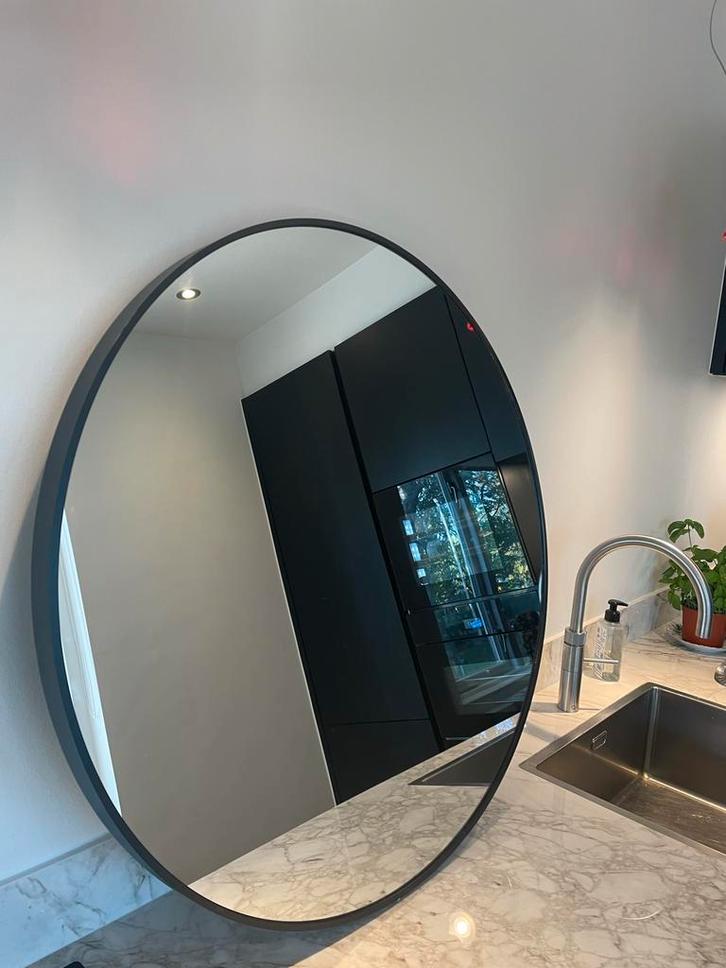Ronde spiegel met zwarte rand, Huis en Inrichting, Woonaccessoires | Spiegels, Zo goed als nieuw, 50 tot 75 cm, 100 tot 150 cm