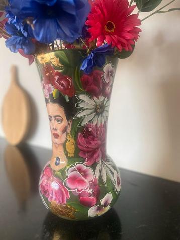 Vaas met Frida Kahlo schildering beschikbaar voor biedingen