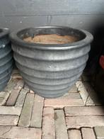 2 grote stenen bloempotten, geribbeld, kleur antraciet, Tuin en Terras, Bloempotten, Steen, Gebruikt, Rond, Tuin