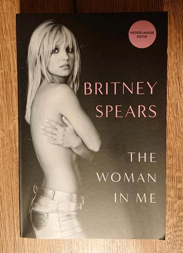 Britney Spears - The Woman in Me (Nederlandse editie), Boeken, Biografieën, Zo goed als nieuw, Film, Tv en Media, Ophalen of Verzenden
