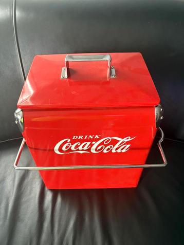 Nieuw Amerikaanse rode koelbox met het Coca-Cola logo erop beschikbaar voor biedingen