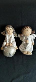 2 Engeltjes 54 cm hoog van steen binnen of buiten, Diversen, Kerst, Ophalen of Verzenden, Zo goed als nieuw