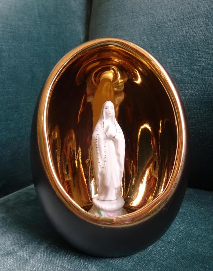 Assemblage kunst: Maria beeldje met rozenkrans in gouden ei, Antiek en Kunst, Kunst | Overige Kunst, Ophalen of Verzenden