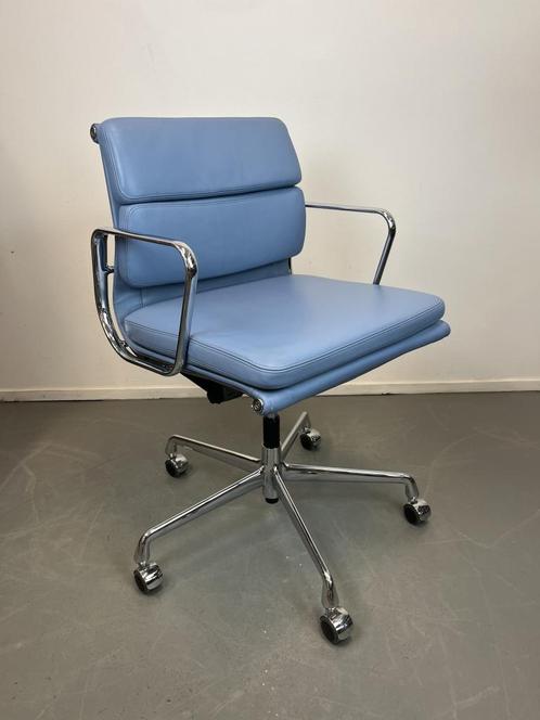 Vitra Eames Ea217 Licht Blauw Chroom, Huis en Inrichting, Bureaustoelen, Zo goed als nieuw, Bureaustoel, Blauw, Ophalen of Verzenden