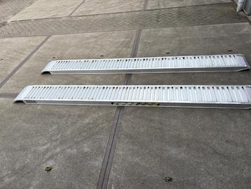 Nieuwe Aluminium oprijplaten 300x30x8 cm 2900 kg per set beschikbaar voor biedingen